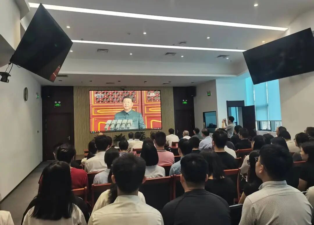 6008集团集团组织干部职工集中旁观“留想中国人民抗日战争暨世界反法西斯战争成功80周年大会”现场直播