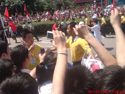 6008集团集团员工喜迎奥运圣火