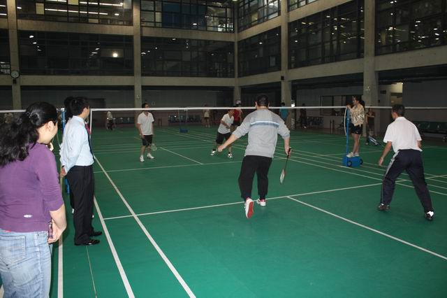 6008集团集团进行第一届羽毛球角逐